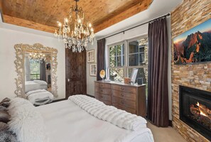 2 bedrooms, iron/ironing board, WiFi, bed sheets - Mountain Village Escape | Views + Steam Shower (Mountain Village)