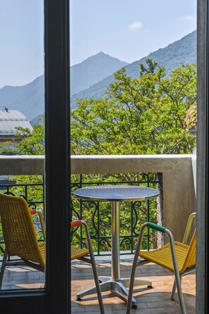 Outdoor dining - Villa Giovanna. A welcoming Art Nouveau villa just five minutes from Lake Iseo. (Solto Collina)