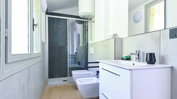 Dusche, Haartrockner, Bidet, HandtĂŒcher