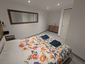 1 bedroom, bed sheets