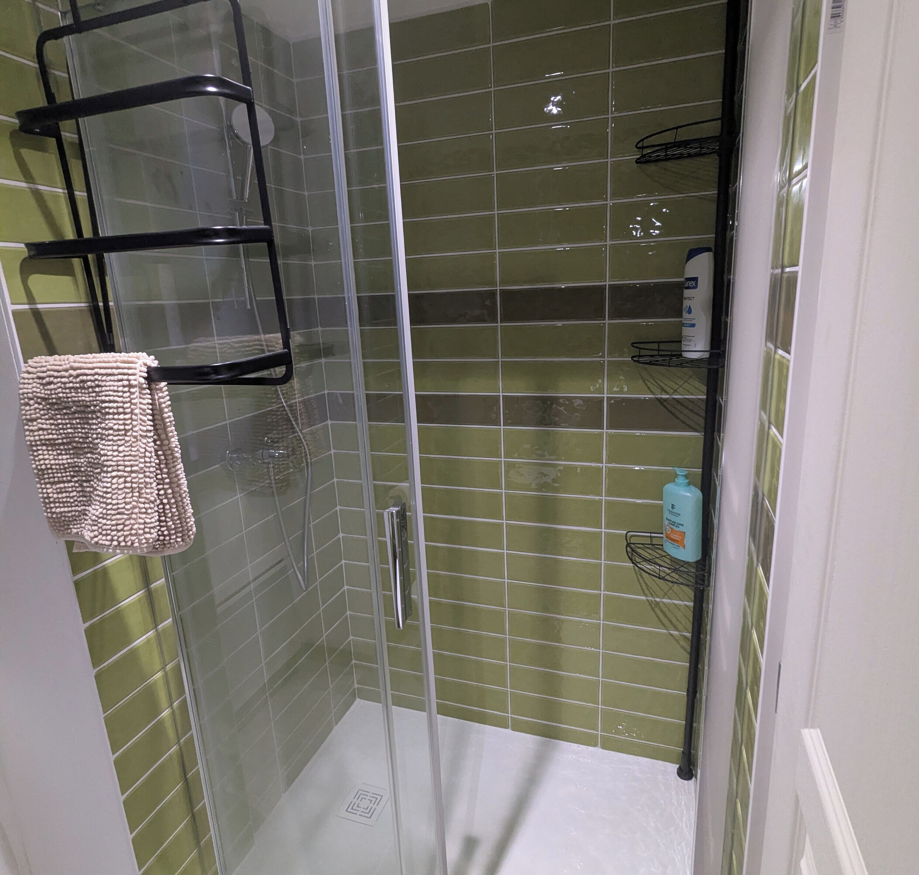 Een douche, handdoeken
