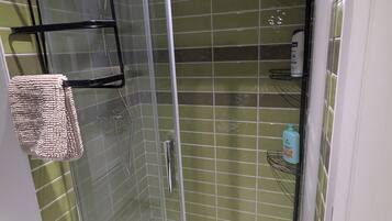 Een douche, handdoeken