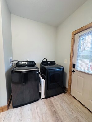 Interior - The Bear Den, Our house... your second home!
BRAND NEW Mountain Cabin (Murphy)