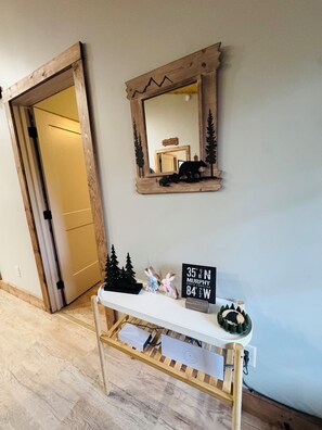 Interior - The Bear Den, Our house... your second home!
BRAND NEW Mountain Cabin (Murphy)