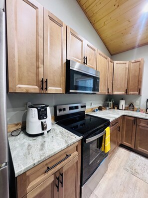 Private kitchen - The Bear Den, Our house... your second home!
BRAND NEW Mountain Cabin (Murphy)