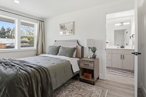 4 bedrooms, iron/ironing board, free WiFi, bed sheets - Modern, fully updated 4-BR house in cul-de-sac (Vancouver)
