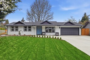 Exterior - Modern, fully updated 4-BR house in cul-de-sac (Vancouver)