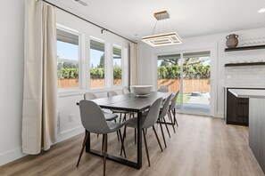 Dining - Modern, fully updated 4-BR house in cul-de-sac (Vancouver)