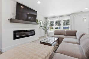 TV - Modern, fully updated 4-BR house in cul-de-sac (Vancouver)
