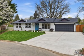 Exterior - Modern, fully updated 4-BR house in cul-de-sac (Vancouver)