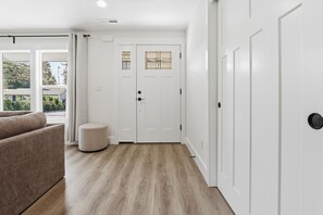 Interior - Modern, fully updated 4-BR house in cul-de-sac (Vancouver)
