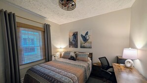 2 室のベッドルーム、デスク、WiFi (無料)、ベッドシーツ