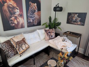 Smart TV - Safari House (Indianapolis)