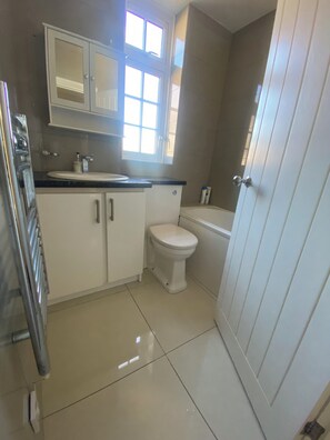 Bathroom - 2 Bed City Centre Apartment Near Station (Guildford)