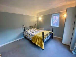 2 bedrooms, iron/ironing board, WiFi, bed sheets - 2 Bed City Centre Apartment Near Station (Guildford)
