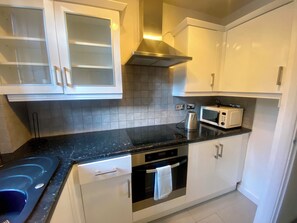 Private kitchen - 2 Bed City Centre Apartment Near Station (Guildford)