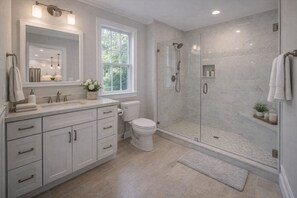 Hair dryer, towels, soap, toilet paper - Beautiful 6-bedroom house in Webster perfect for family getaways (Webster)