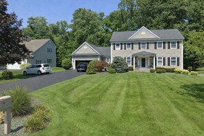 Exterior - Beautiful 6-bedroom house in Webster perfect for family getaways (Webster)