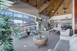 Interior - Lands End - No Stairs - Views - Club House Amenities: Pool Table & Exercise Room (Osage Beach)