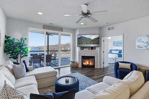 Living area - Piece of Paradise at Lands End 3 br, 2ba Endless LAKE VIEWS (Osage Beach)