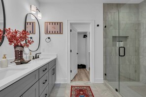Shower, hair dryer, towels, shampoo - Nashville Hideaway - Rooftop Patio w City Views (Nashville)