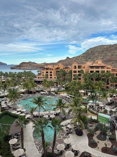 Pet & Family‑Friendly Retreat: Relaxing Deluxe Suite at Villa del Palmar
