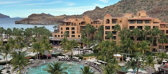 Pet & Family‑Friendly Retreat: Relaxing Deluxe Suite at Villa del Palmar