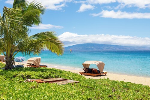 Steps to Kaanapali Beach studio w/ lanai and pool