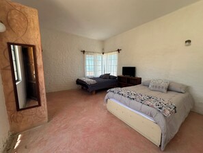 Chambre Quadruple Confort, patio, vue sur le désert