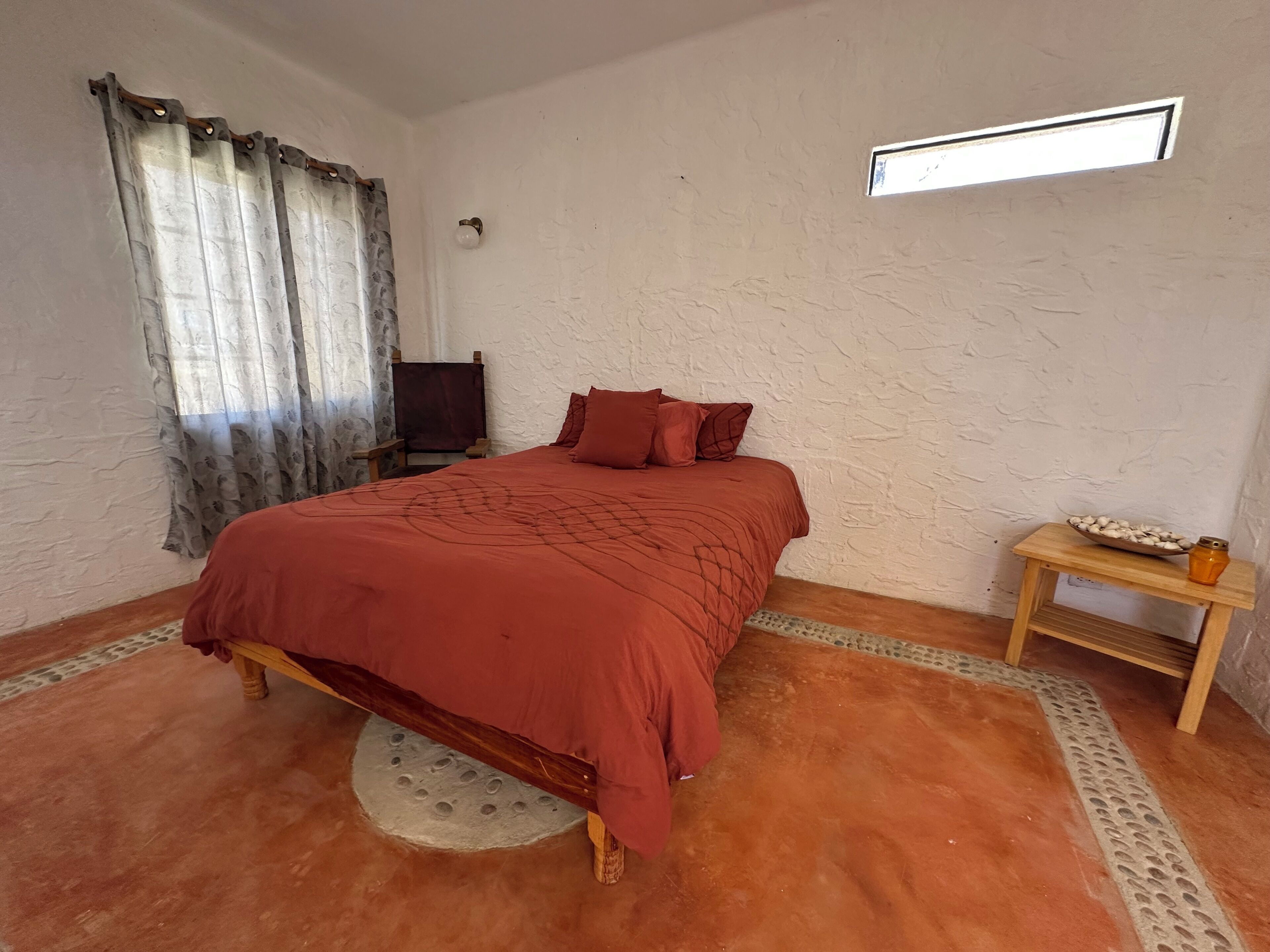 Chambre, patio, vue sur le désert