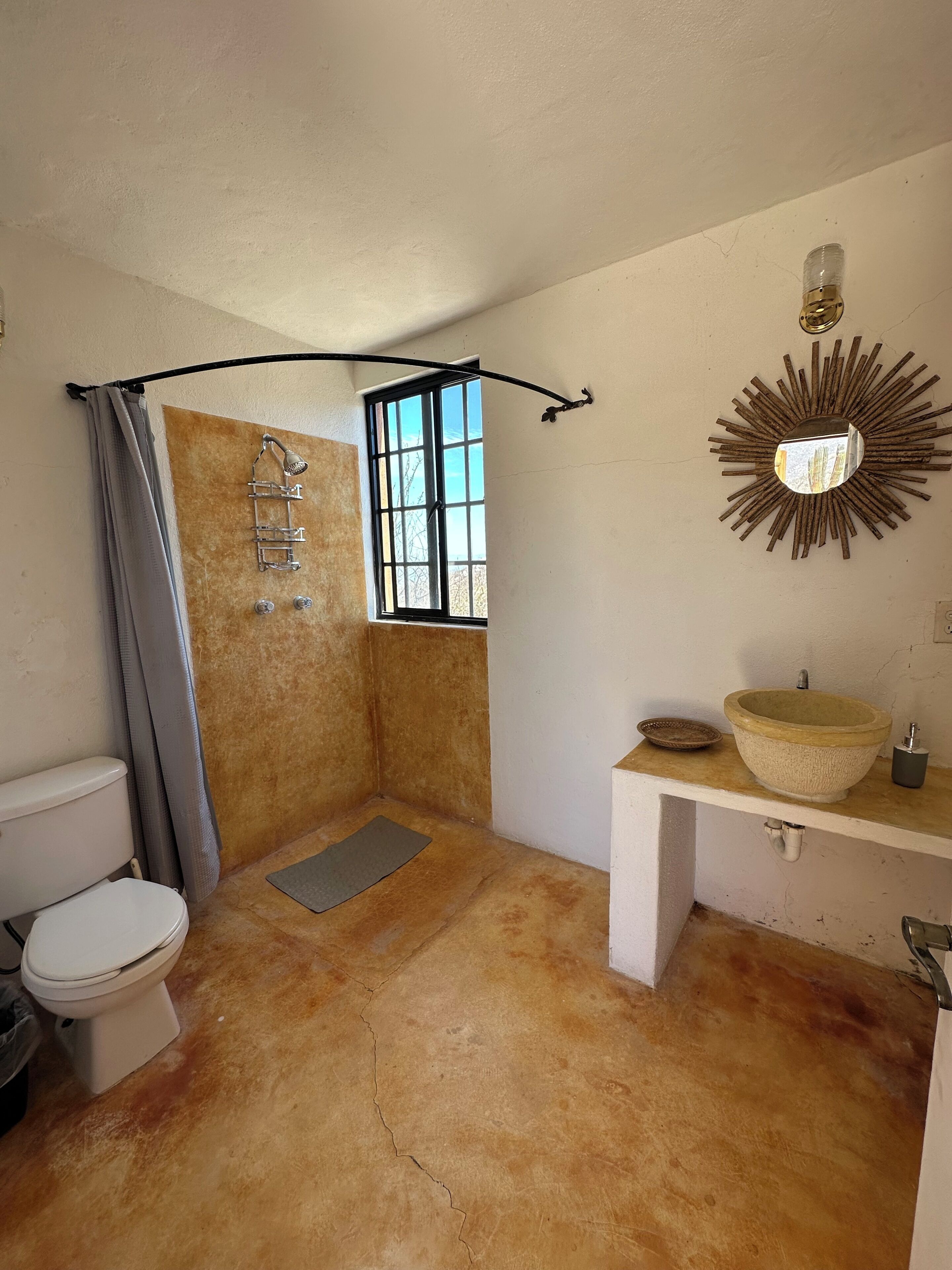 Habitación básica, 1 cama matrimonial, patio, vista al desierto | Baño | Tina con regadera y toallas 