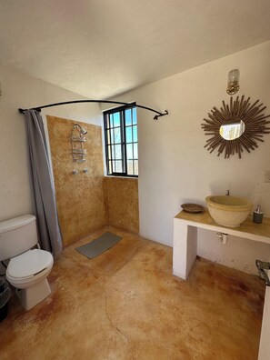 Chambre, patio, vue sur le désert | Salle de bain