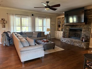 Living area - 5-bedroom home with pool and hot tub in Thomasville. Relax with the family. (Thomasville)