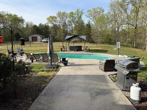 Property grounds - 5-bedroom home with pool and hot tub in Thomasville.  Relax with the family. (Thomasville)