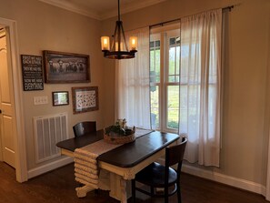 Dining - 5-bedroom home with pool and hot tub in Thomasville.  Relax with the family. (Thomasville)