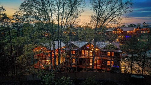 Poppy Bill's: Private Heated Pool + Arcade Room + Outdoor Theater + Huge Space!