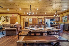 Un intérieur en bois comprenant un coin repas, une cuisine et un salon.