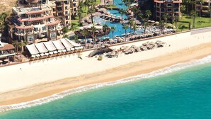 Ein Resort mit Strand, Poolbereich und mehreren Gebäuden.