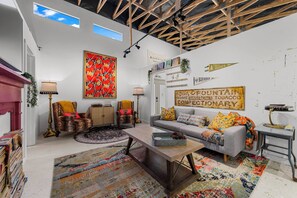 Interior - Private, Quiet, Creative Retreat - Dog Friendly - 15 min to Downtown Asheville (Weaverville)