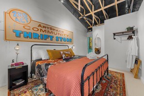 1 bedroom, desk, iron/ironing board, free WiFi - Private, Quiet, Creative Retreat - Dog Friendly - 15 min to Downtown Asheville (Weaverville)