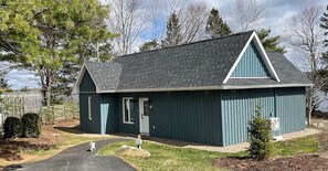 Unclassified image, 4 of 7, button - Cosy lakeside cottage retreat w/king bed, minutes from airport or downtown. (Windsor Jct)