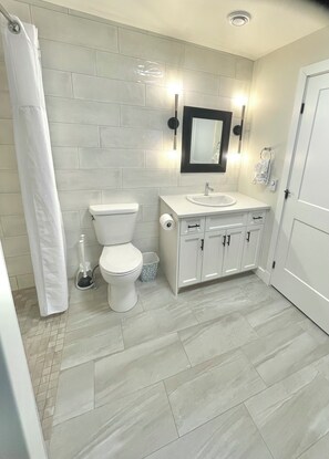 Unclassified image, 5 of 7, button - Cosy lakeside cottage retreat w/king bed, minutes from airport or downtown. (Windsor Jct)