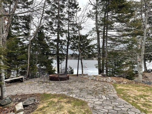 Cosy lakeside cottage retreat w/king bed, minutes from airport or downtown.