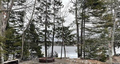 Cosy lakeside cottage retreat w/king bed, minutes from airport or downtown.