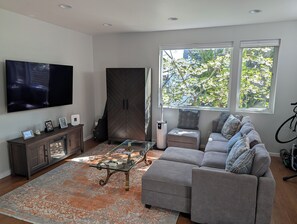 Living area - 1-Bedroom Seattle Townhome in Safe Area, Easy Access to Downtown & Lumen Field (Seattle)