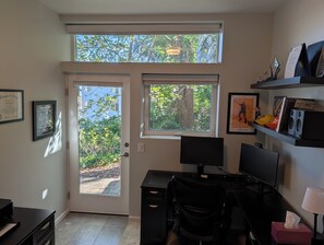 Interior - 1-Bedroom Seattle Townhome in Safe Area, Easy Access to Downtown & Lumen Field (Seattle)