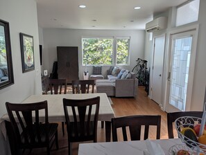 Interior - 1-Bedroom Seattle Townhome in Safe Area, Easy Access to Downtown & Lumen Field (Seattle)