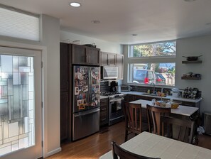 Private kitchen - 1-Bedroom Seattle Townhome in Safe Area, Easy Access to Downtown & Lumen Field (Seattle)
