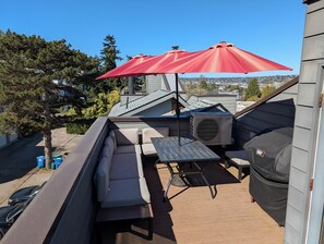 Outdoor dining - 1-Bedroom Seattle Townhome in Safe Area, Easy Access to Downtown & Lumen Field (Seattle)