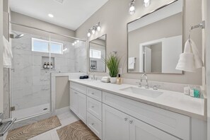 Hair dryer, towels - New Modern 3dr Retreat w/ Games (Houston)